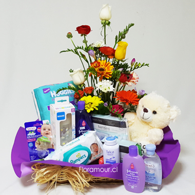 Completísimo regalo con flores y accesorios para recién nacido.
Contiene: Mamadera, Mantitas bebé, Talquera Simonds, Shampoo relax, Jabn líquido, Aceite, Chupete, Paitos de limpieza Bambino, Pampers Wipes, Paales Huggies, Bandeja de mimbre, Oso de Peluche y arreglo floral mixto. Disponible slo en Santiago de Chile